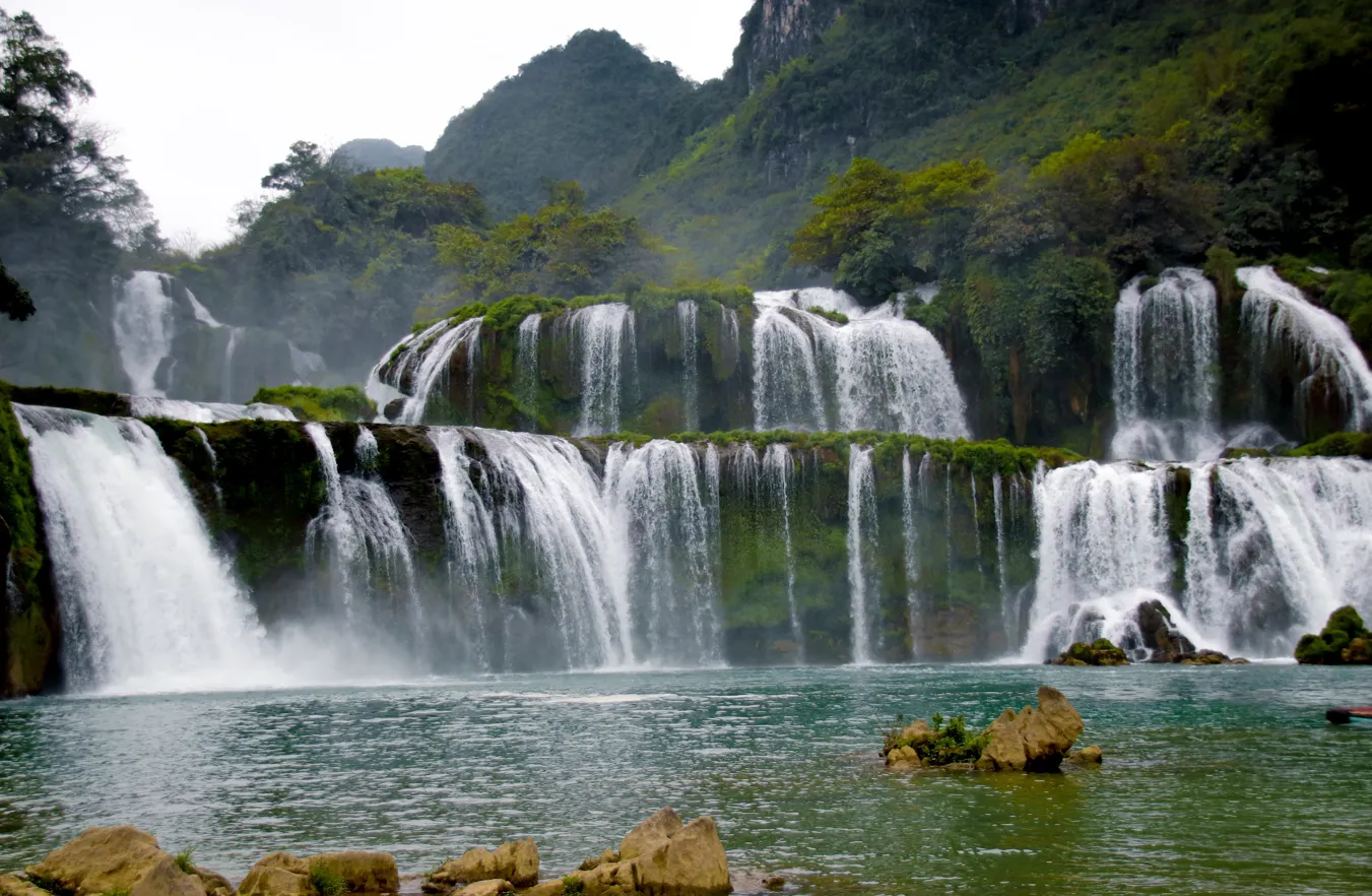 德天瀑布群與青山綠水的壯麗景色